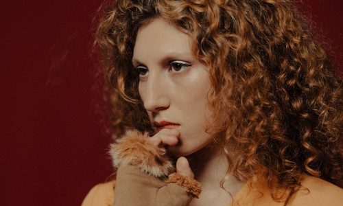 Squirrel Flower: a gennaio l'album di debutto della cantautrice folk di Boston. Video di Squirrel Flower, “Red Shoulder”